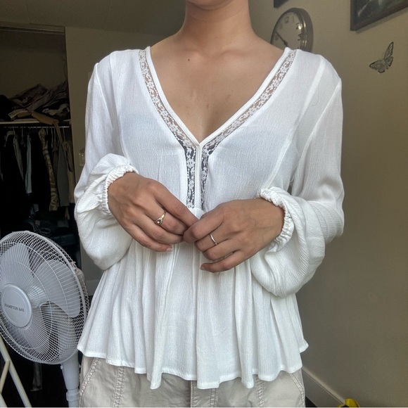 V-Neck Flounce sleeve Blouse - Picture 3 of 3